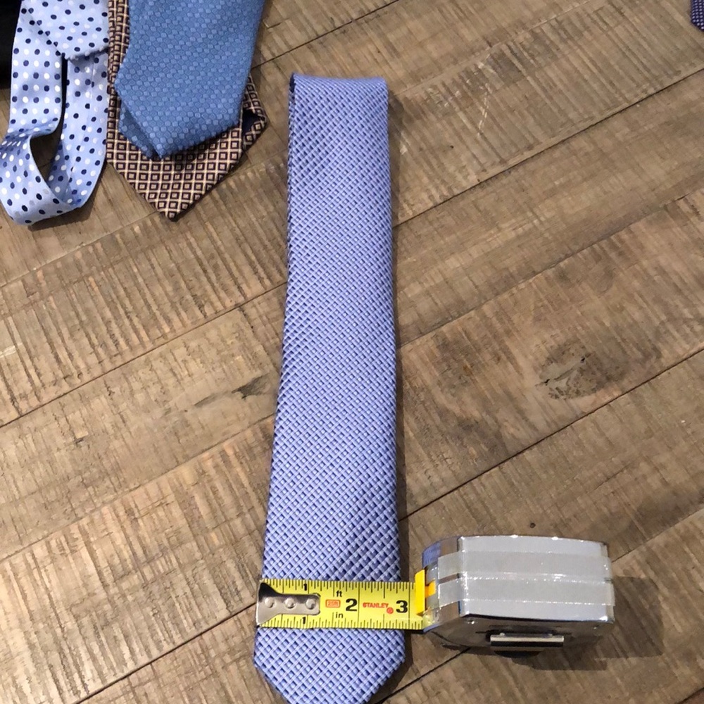 Kenneth Cole tie 2 and 1/2 inches wide blue perfec
